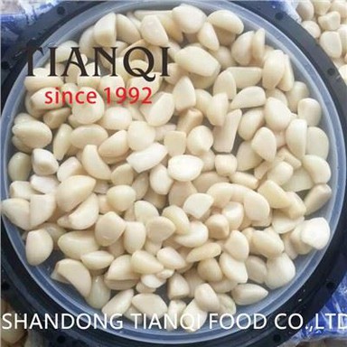 Grans d'all blanc pelats en salmorra en bidons